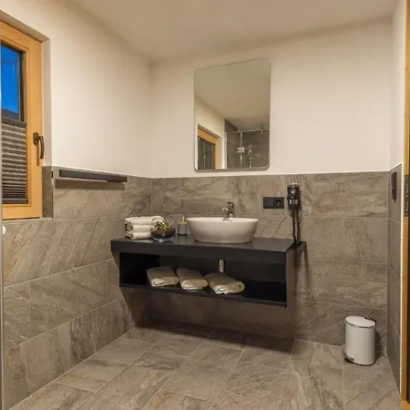 Chalet Luxus Fasserhäusl Im Zillertal - Sauna ,hot Tub, Kamin&alpenblick Für Bis Zu 10 Personen Uderns